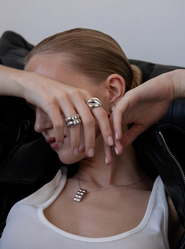 Anillo de plata estilo acolchado con diseño elegante y acabado pulido