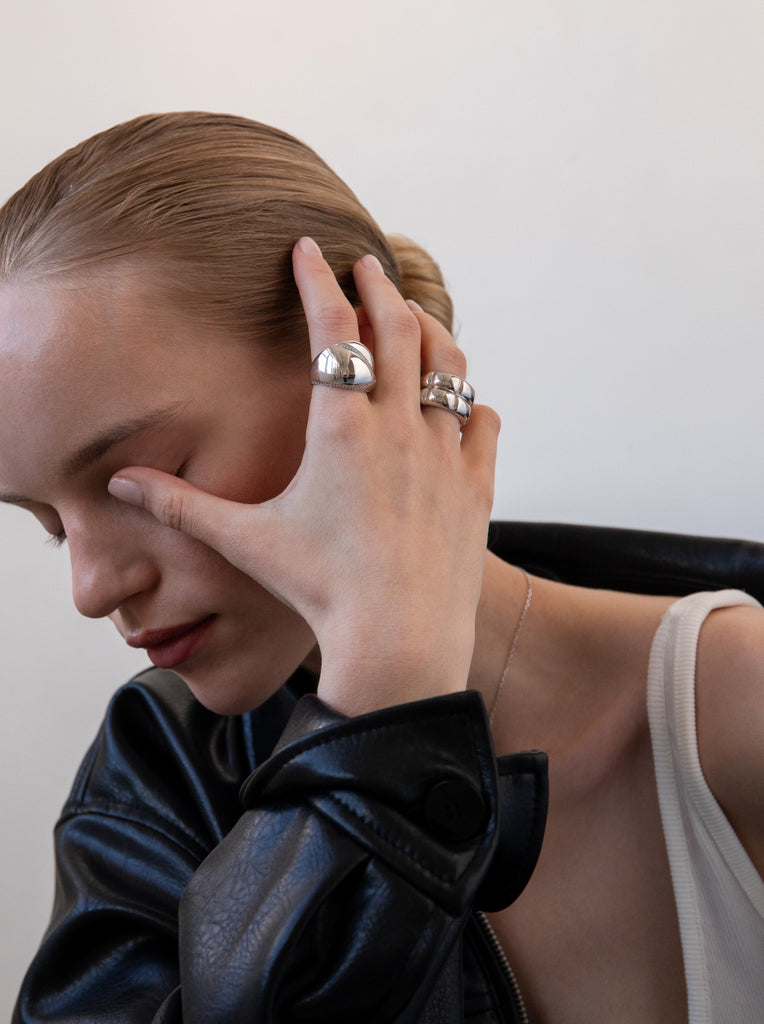 Anillo de plata estilo acolchado con diseño elegante y acabado pulido