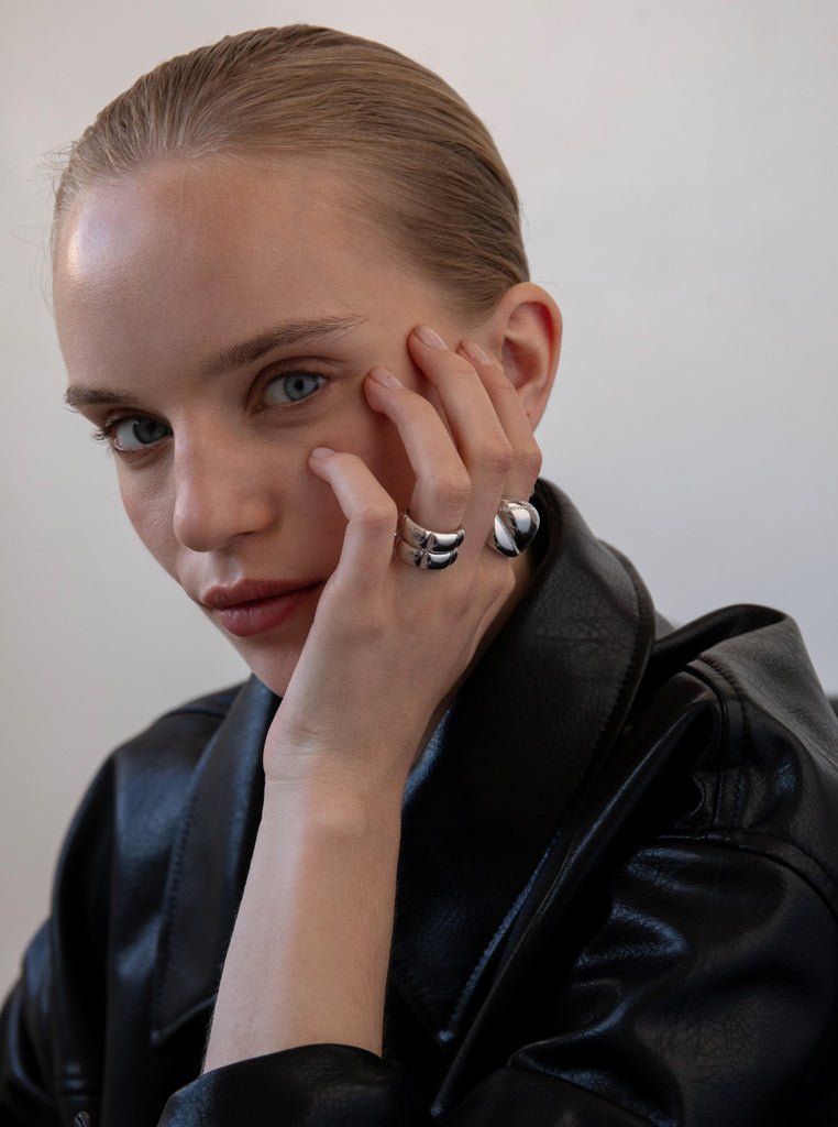 Anillo de plata estilo acolchado con diseño elegante y acabado pulido