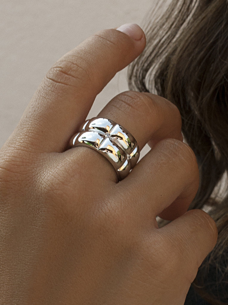 Anillo de plata estilo acolchado con diseño elegante y acabado pulido