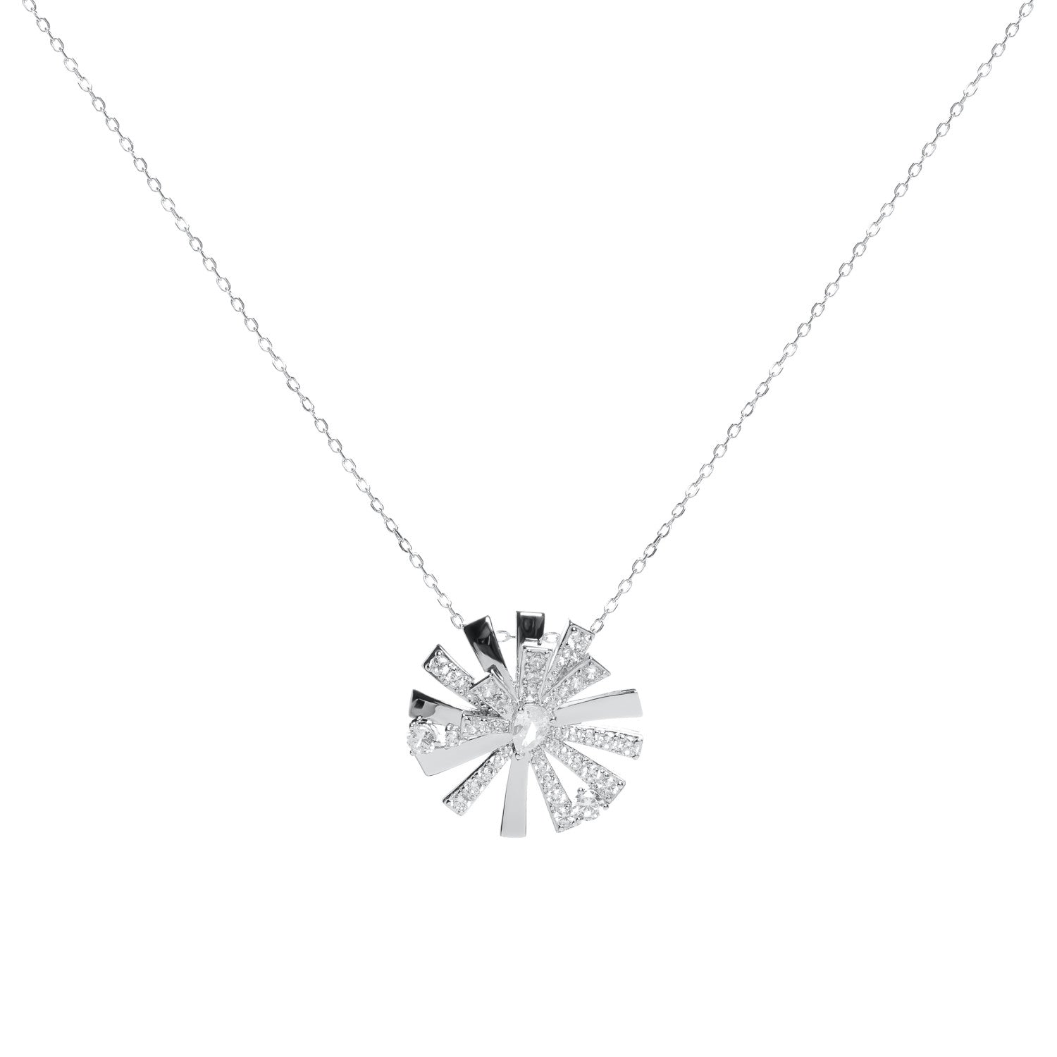 Collier en argent inspiré d'une fleur avec des pierres en zirconium