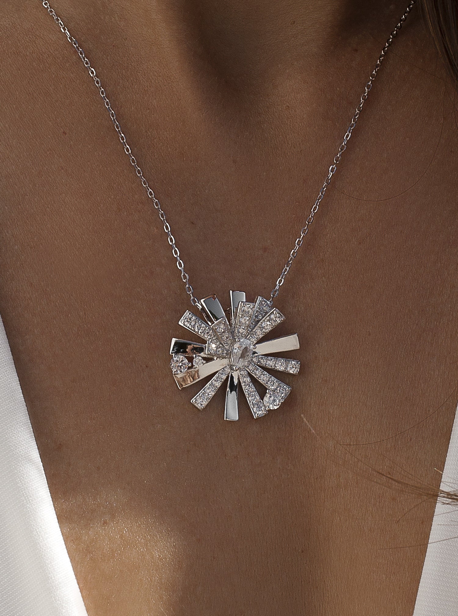 Collier en argent inspiré d'une fleur avec des pierres en zirconium