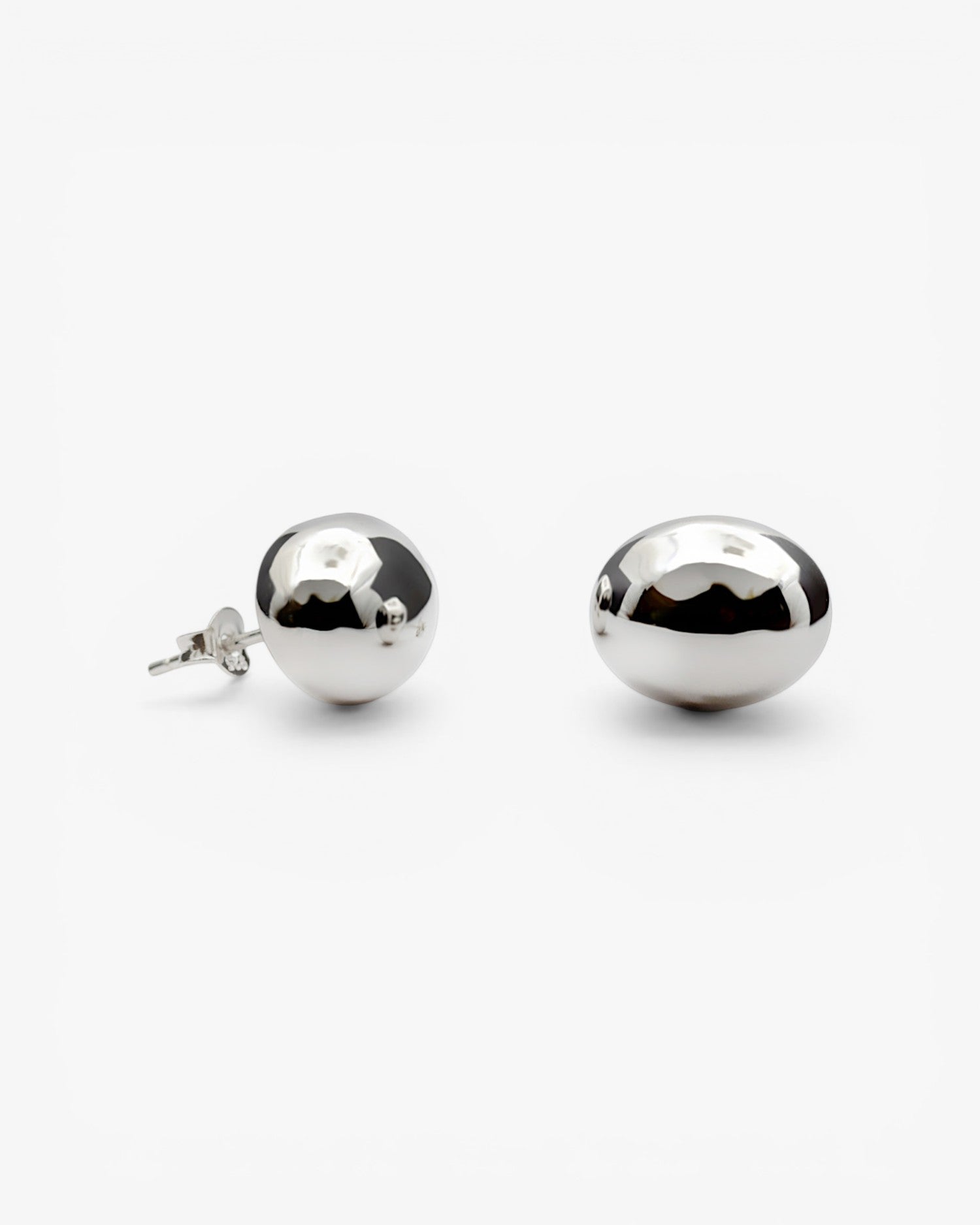 Pendientes pequeños de plata lisa en forma redonda