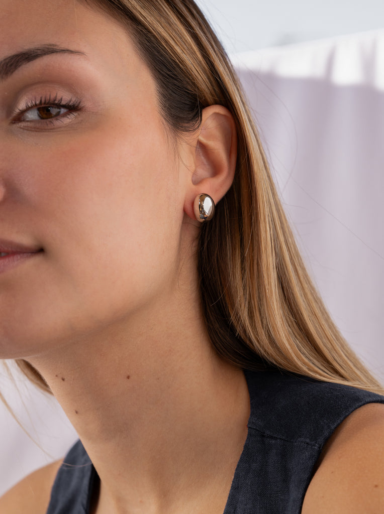 Pendientes pequeños de plata lisa en forma redonda