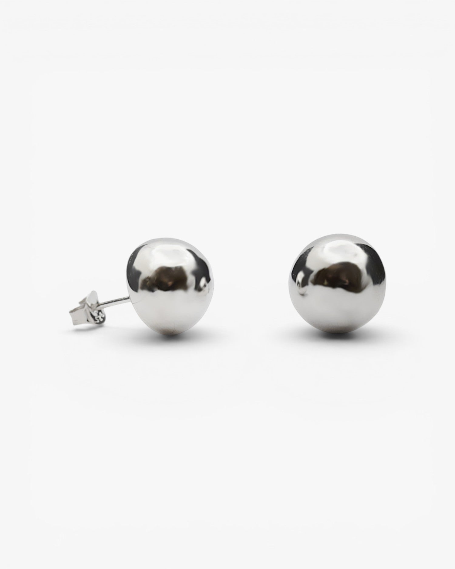 Pendientes pequeños de plata lisa en forma medio circulo
