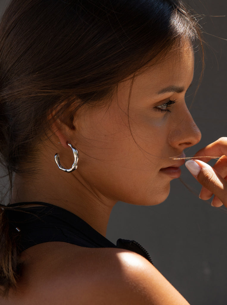 Boucles d'oreilles créole avec design style liquideirrégulier