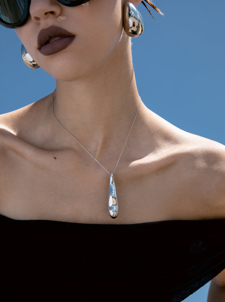 Collares plata originales con un diseño líquido