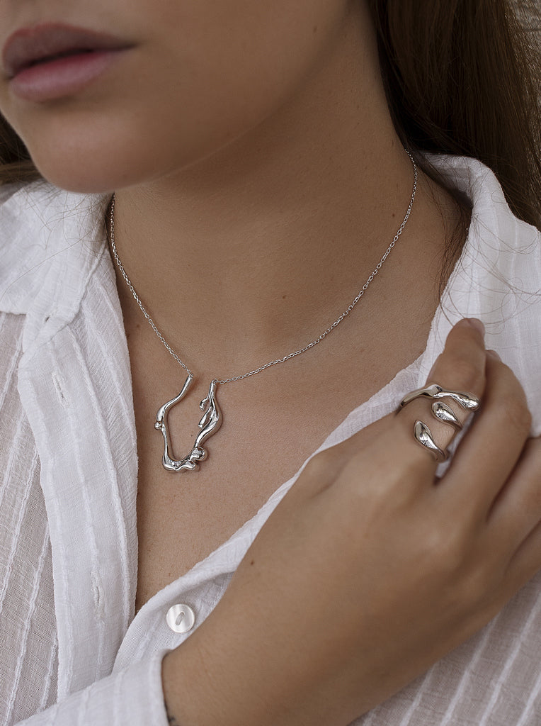 Anillos de diseño estilo orgánico con tres garras
