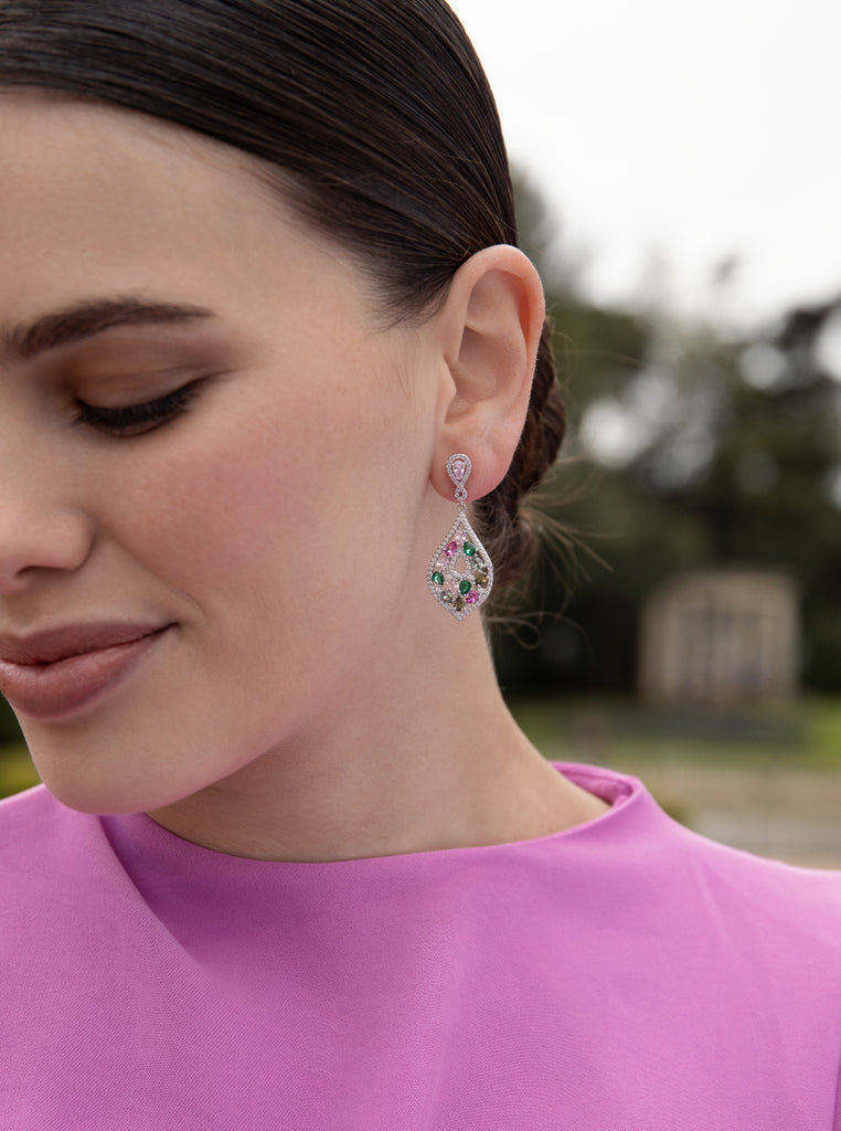 Pendientes largos con piedras multicolor en tonos calidos y circonitas