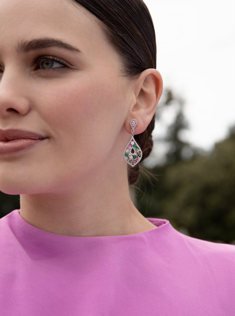 Pendientes largos con piedras multicolor en tonos calidos y circonitas