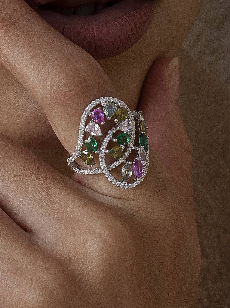 Anillo con piedras multicolor en tonos calidos y circonitas