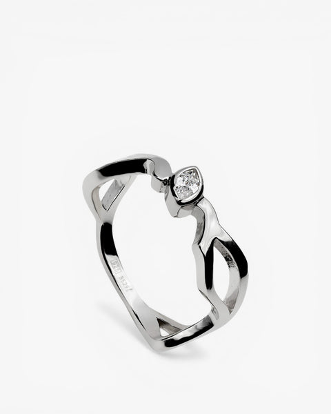 Anillo de plata tipo nudo con circonita central