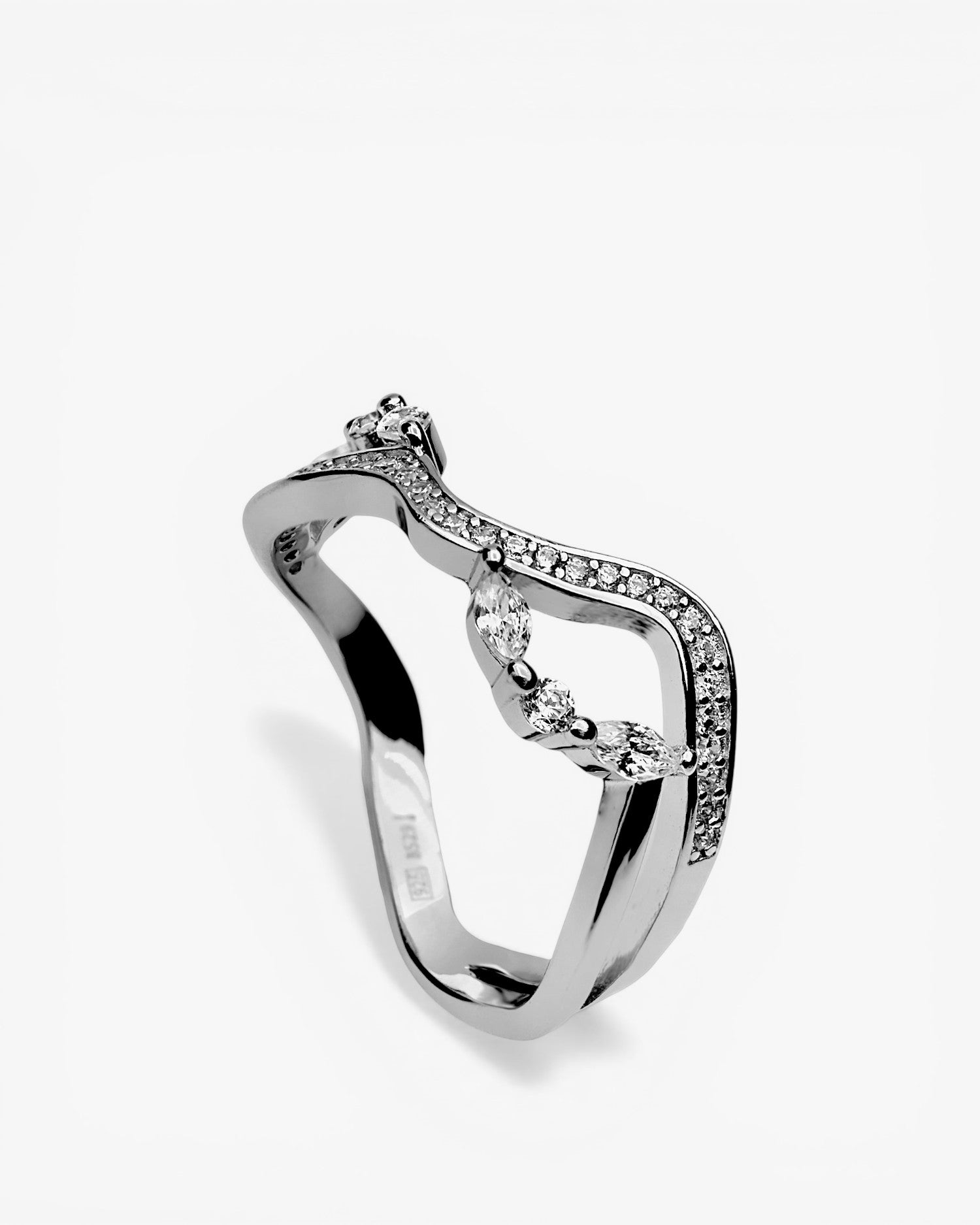 Bague en argent à nœud en zigzag ornée de zirconiums cubiques