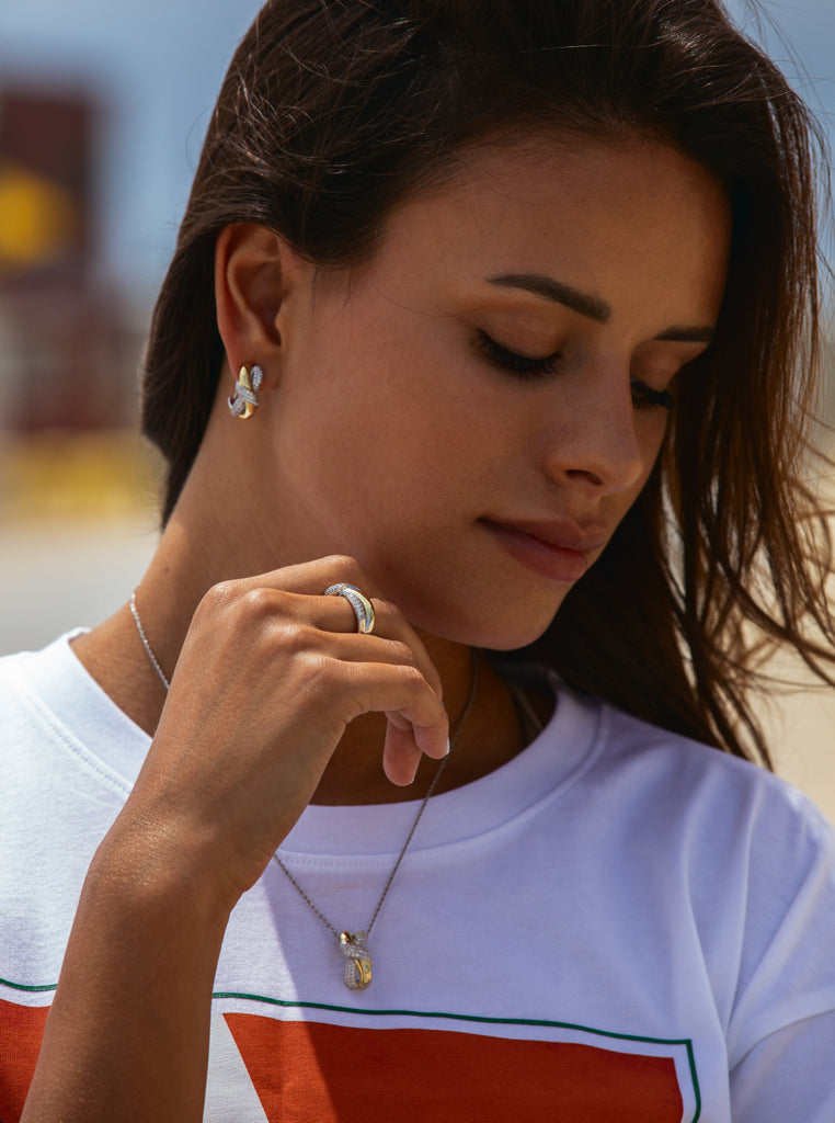 Boucles d'oreilles bicolores reliées par un nœud et ornées de zirconiums cubiques