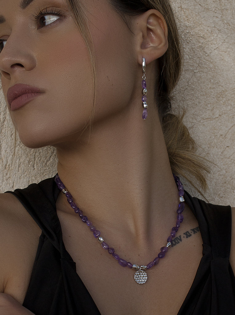 Collar con piedras en tono amatista y detalles en plata