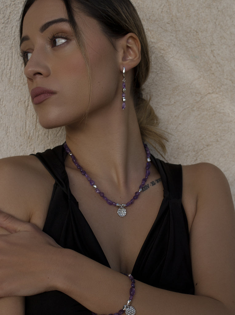 Collar con piedras en tono amatista y detalles en plata