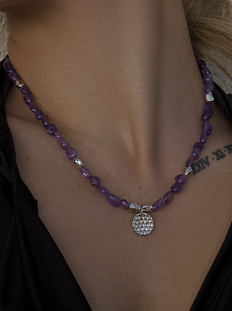 Collar con piedras en tono amatista y detalles en plata
