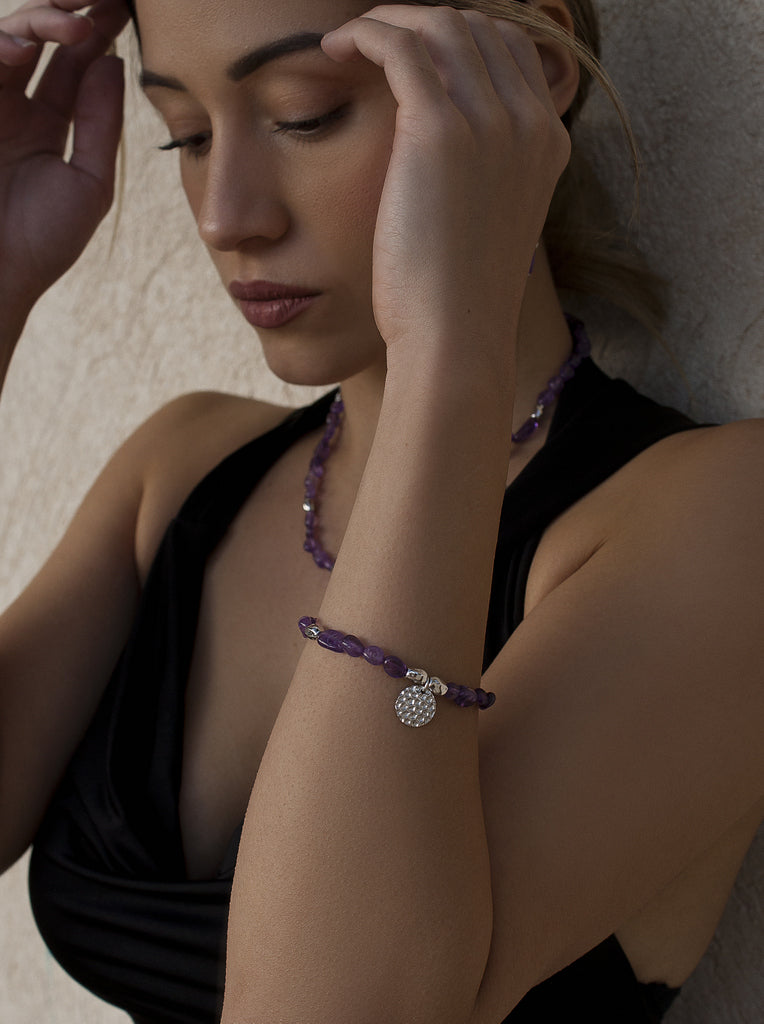 Pulsera con piedras en tono amatista y detalles en plata