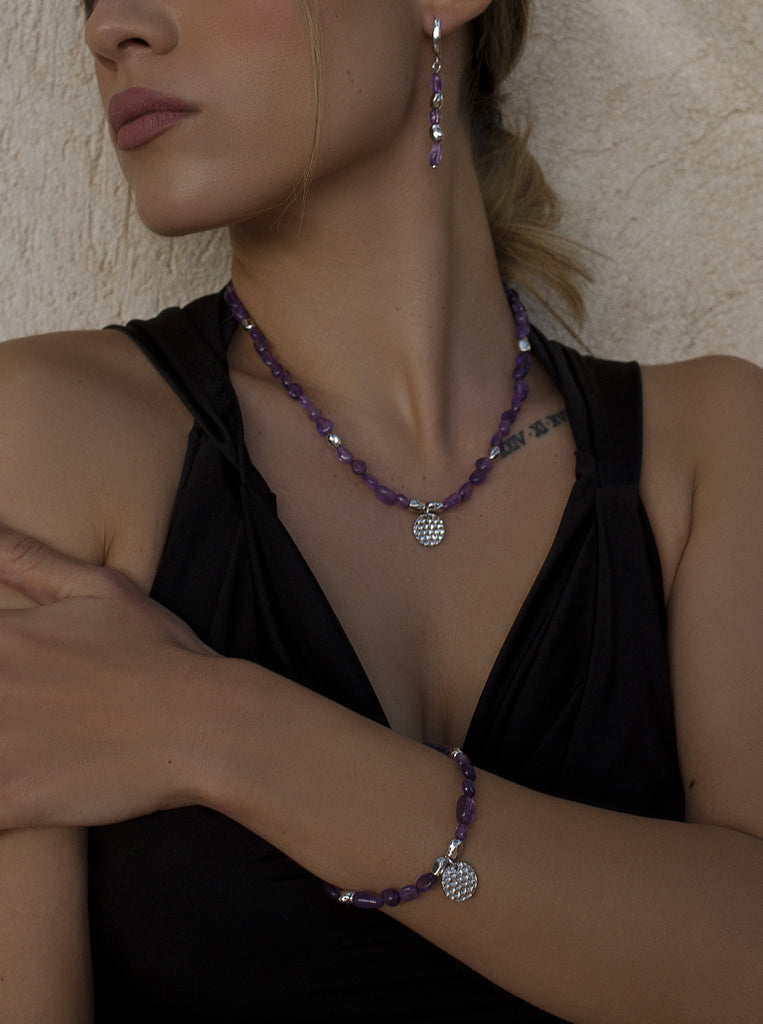 Pulsera con piedras en tono amatista y detalles en plata
