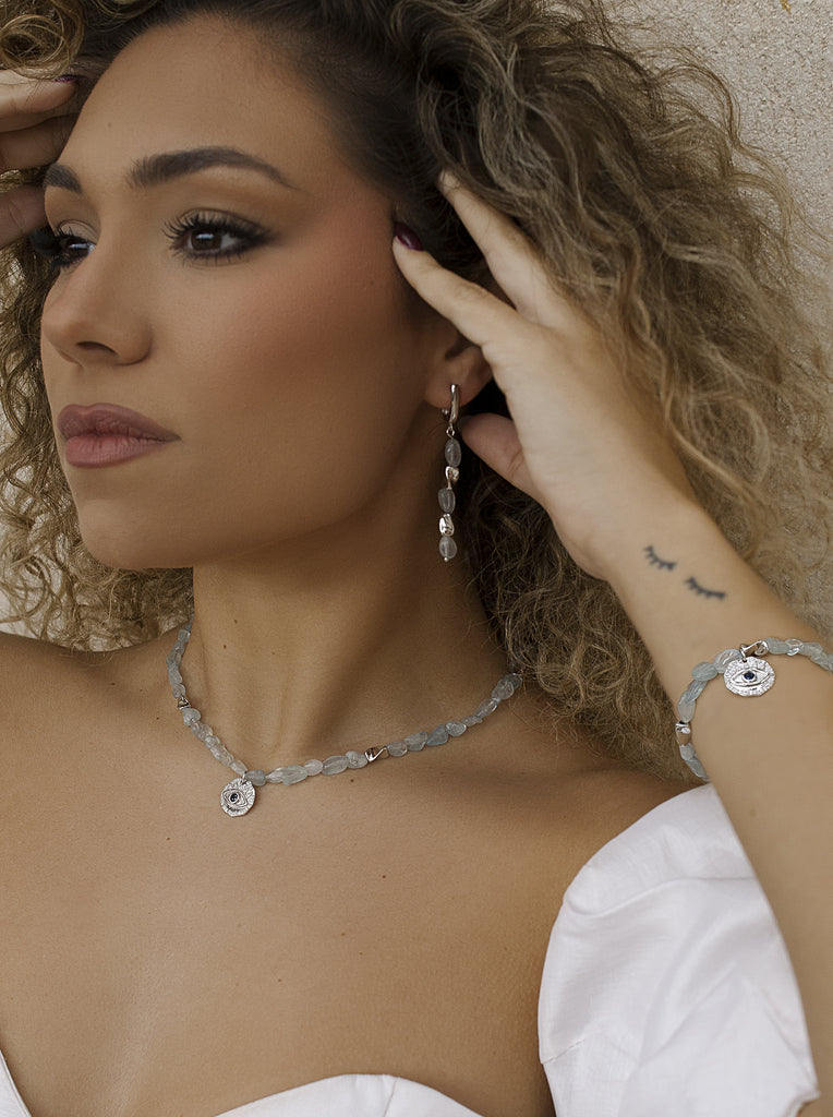 Pulsera con piedras en tono calcedonia y detalles en plata