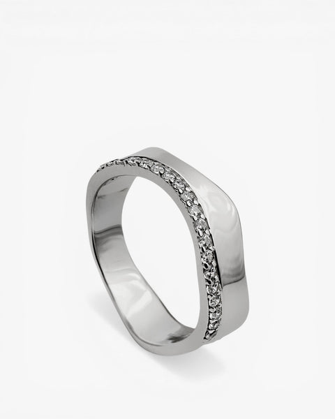 Anillo ancho de plata irregular con linea de circonitas
