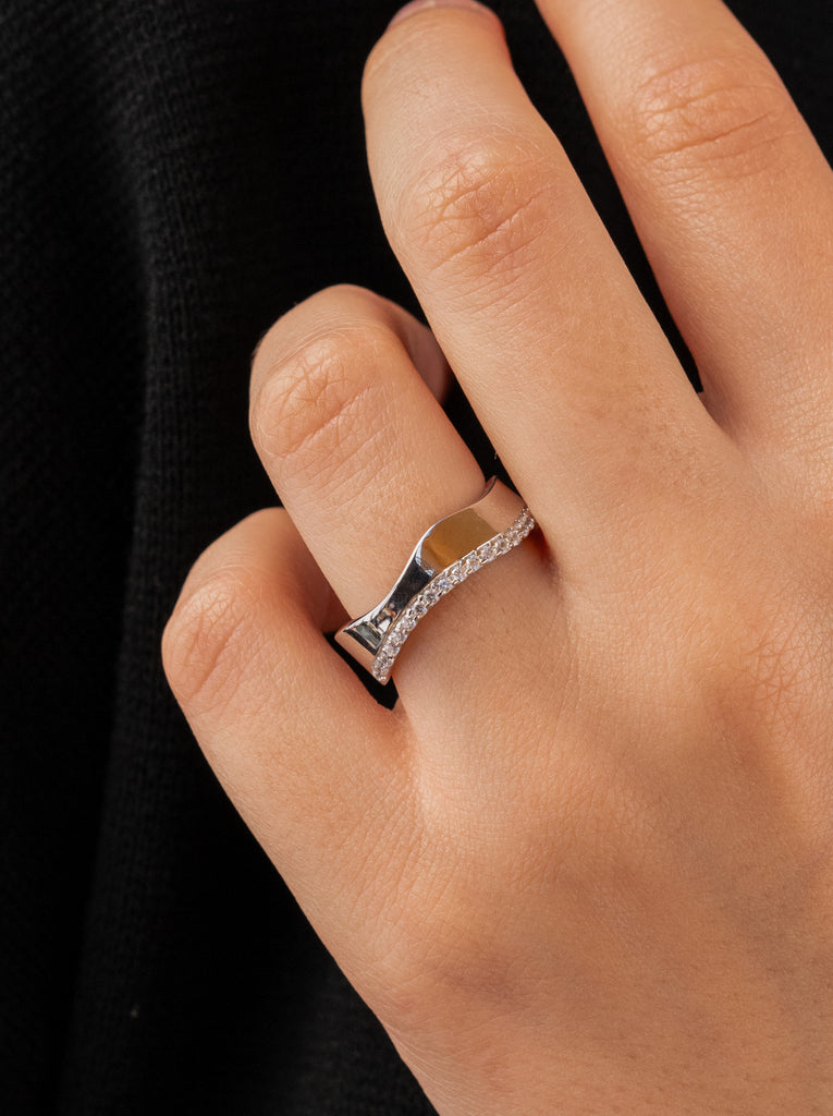 Anillo ancho de plata irregular con linea de circonitas