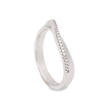 Anillo fino irregular de plata con circonitas