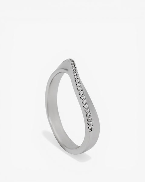 Anillo fino irregular de plata con circonitas
