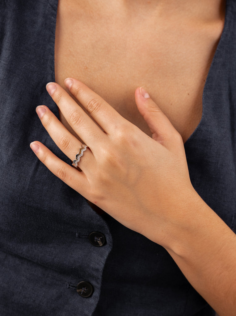 Ring with zigzag-shaped cubic zirconia