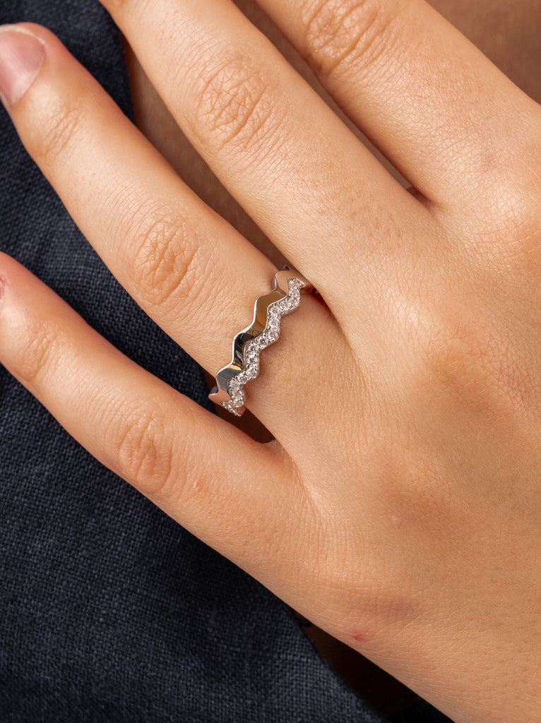Ring with zigzag-shaped cubic zirconia