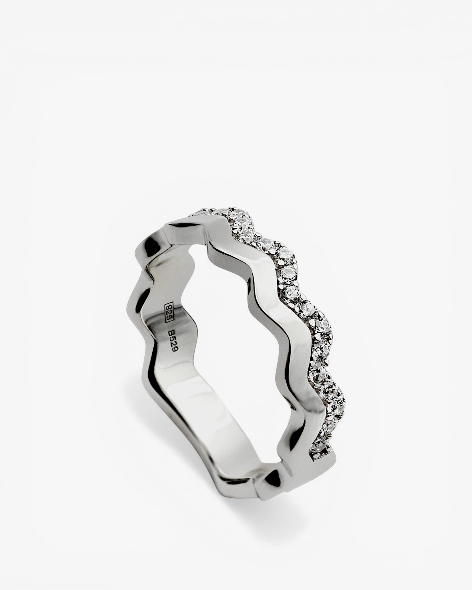Ring with zigzag-shaped cubic zirconia