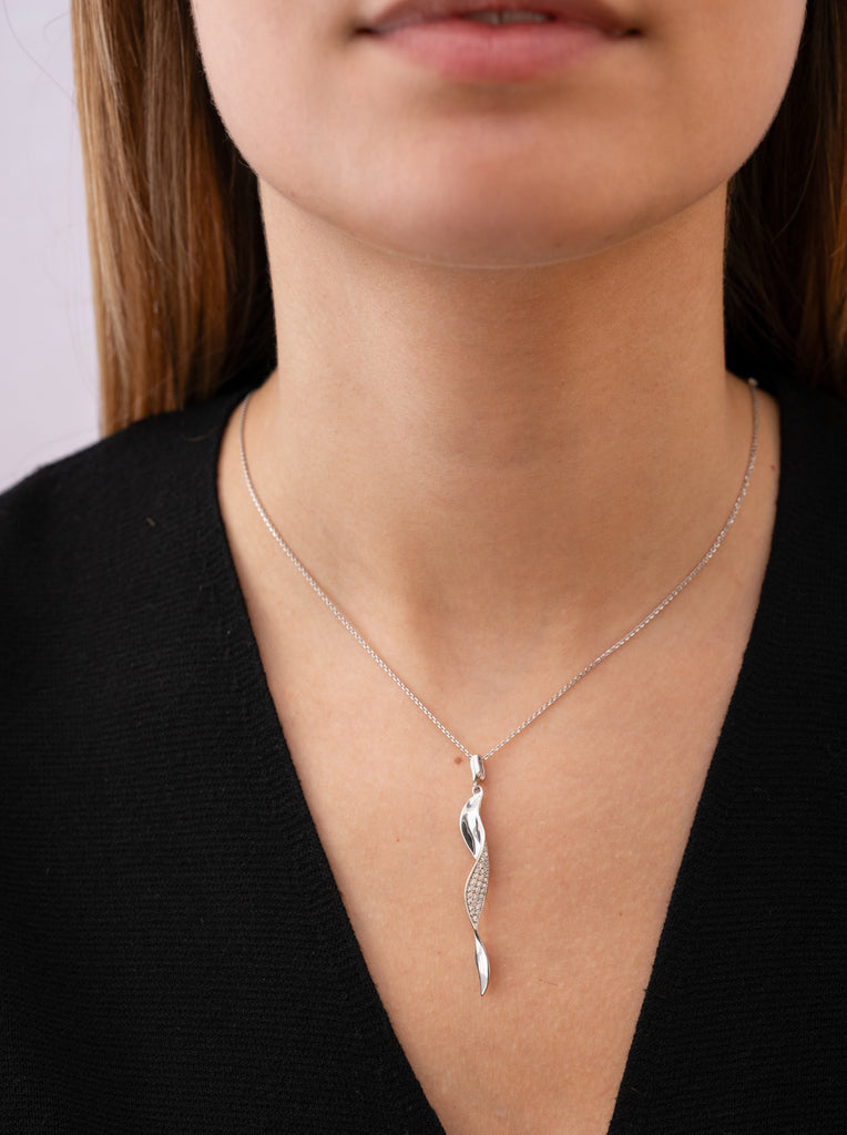 Long collier en argent à motif en spirale