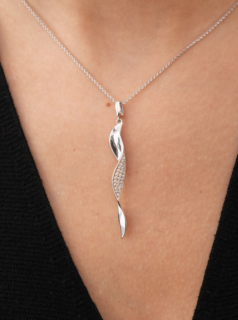 Long collier en argent à motif en spirale