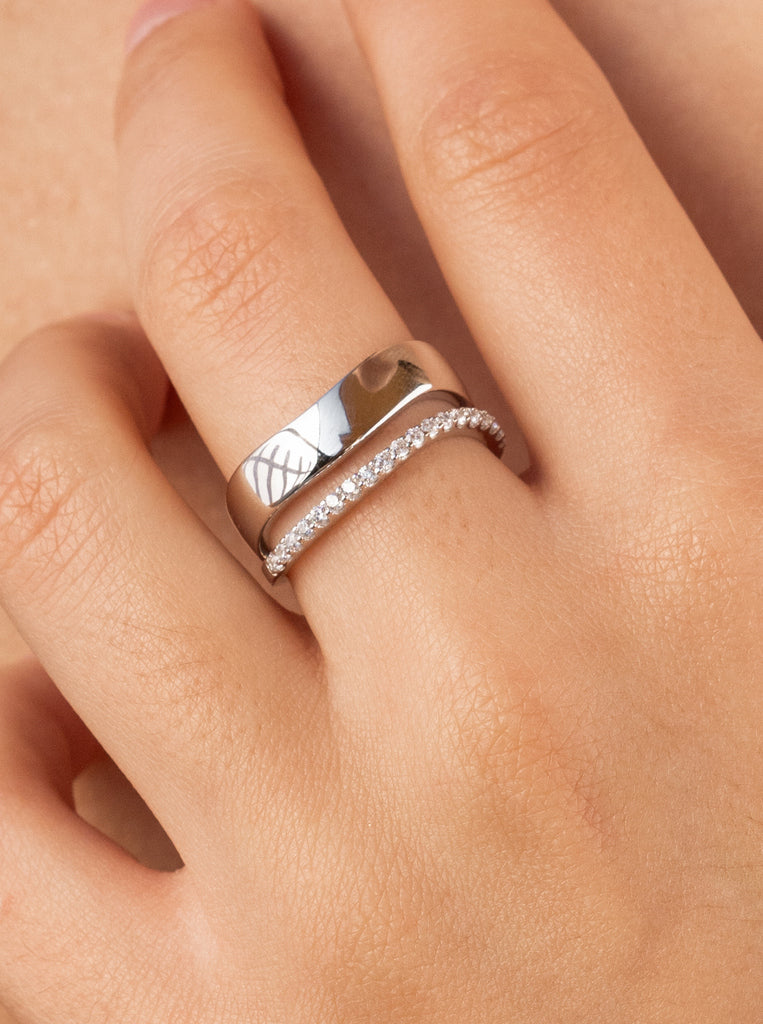 Bague large en argent avec une large section en argent et une bande de zircone cubique