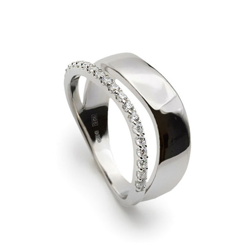 bague large de argent avec partie large de 'argent et bande de zircons