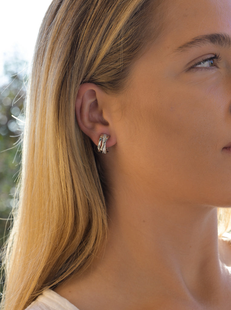 Boucles d'oreilles fermeture omega de argent avec zircons design croisé