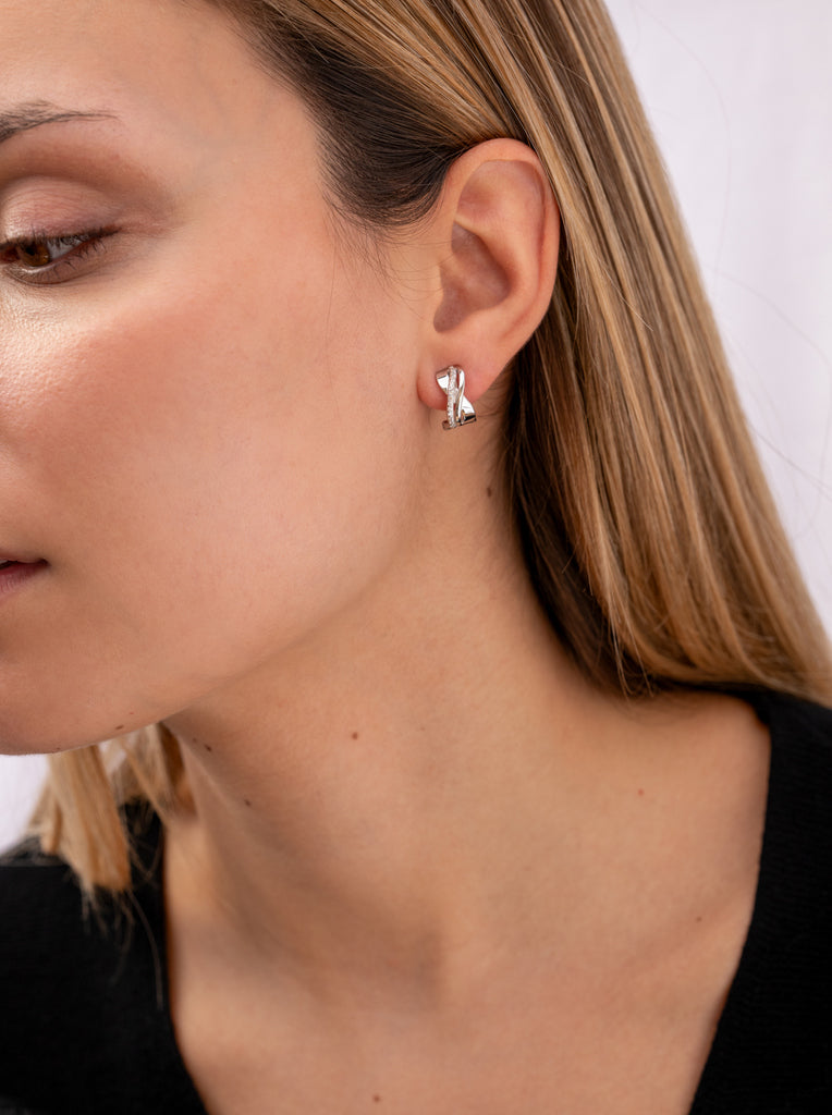 Boucles d'oreilles fermeture omega avec zircons croisés