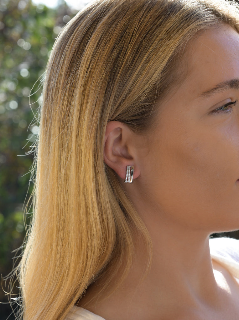 Boucles d'oreilles fermeture omega avec zircons design intemporel