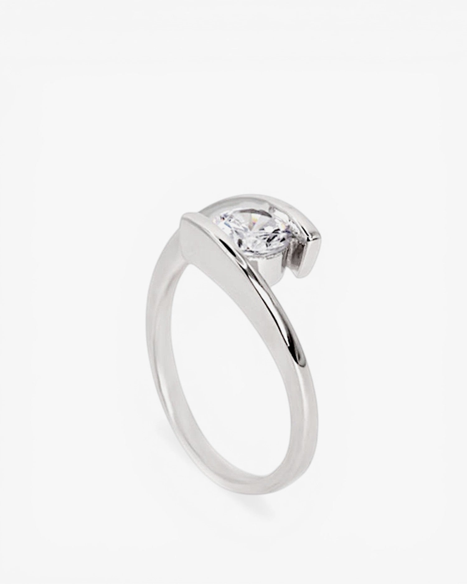 Anillo fino de plata diseño semiabierto con circonita central