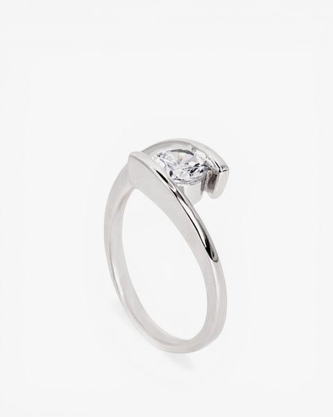 Anillo fino de plata diseño semiabierto con circonita central
