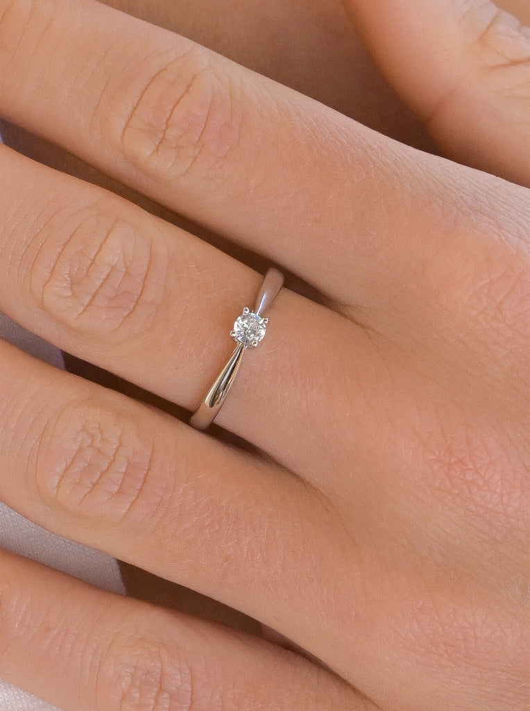 Anillo solitario fino de plata diseño simple y atemporal