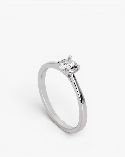 Fine silver solitaire ring with a simple and timeless design