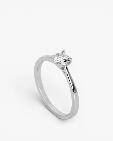 Bague solitaire en argent fin au design simple et intemporel