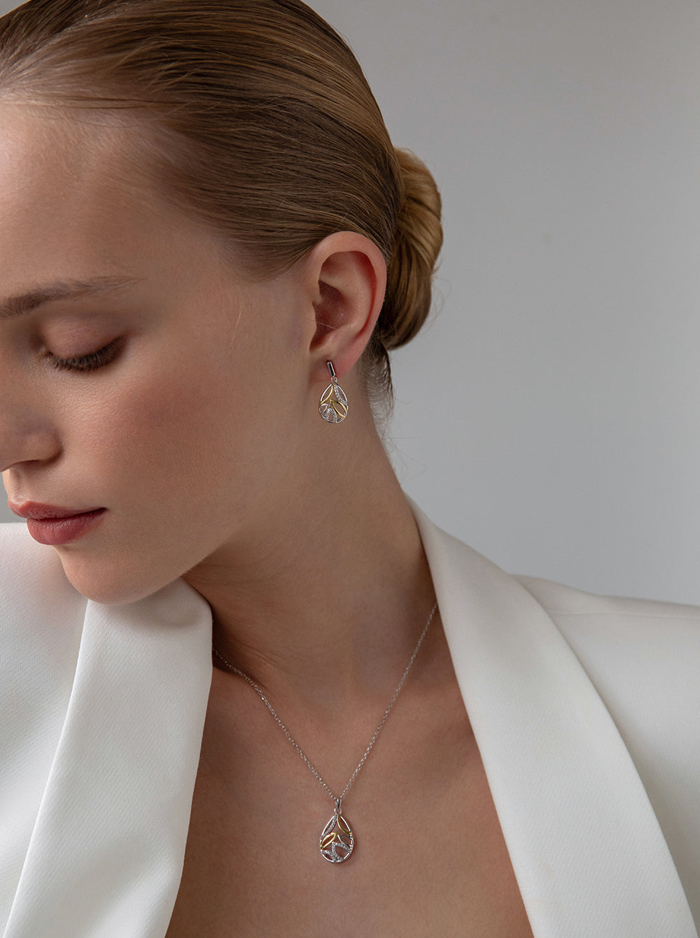 Boucles d'oreilles petits pendentifs bicolore avec zircons