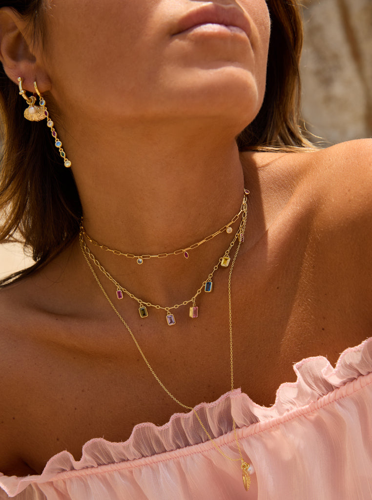 Colliers avec mini pendentifs, design coloré et élégant