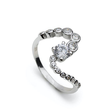 Anillo de plata ondulado con circonitas de diferentes medidas en su contorno