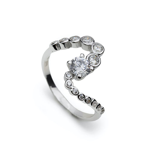 Anillo de plata ondulado con circonitas de diferentes medidas en su contorno
