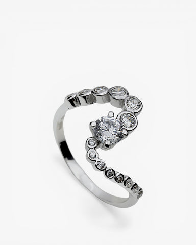 Bague ondulée en argent ornée de pierres en oxyde de zirconium de différentes tailles sur son pourtour.