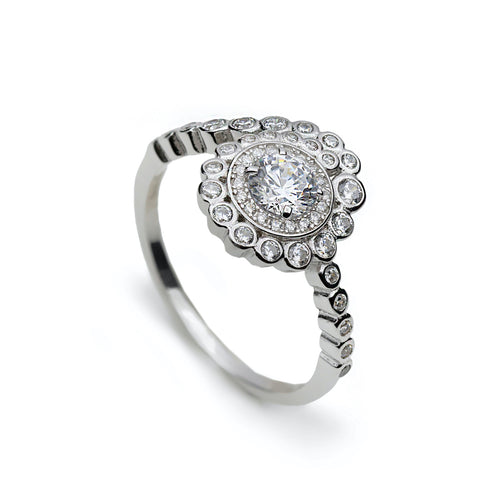 Anillo de plata circular con circonita al rededor de una pieza central