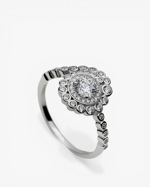 Bague circulaire en argent avec zircon cubique entourant une pièce centrale